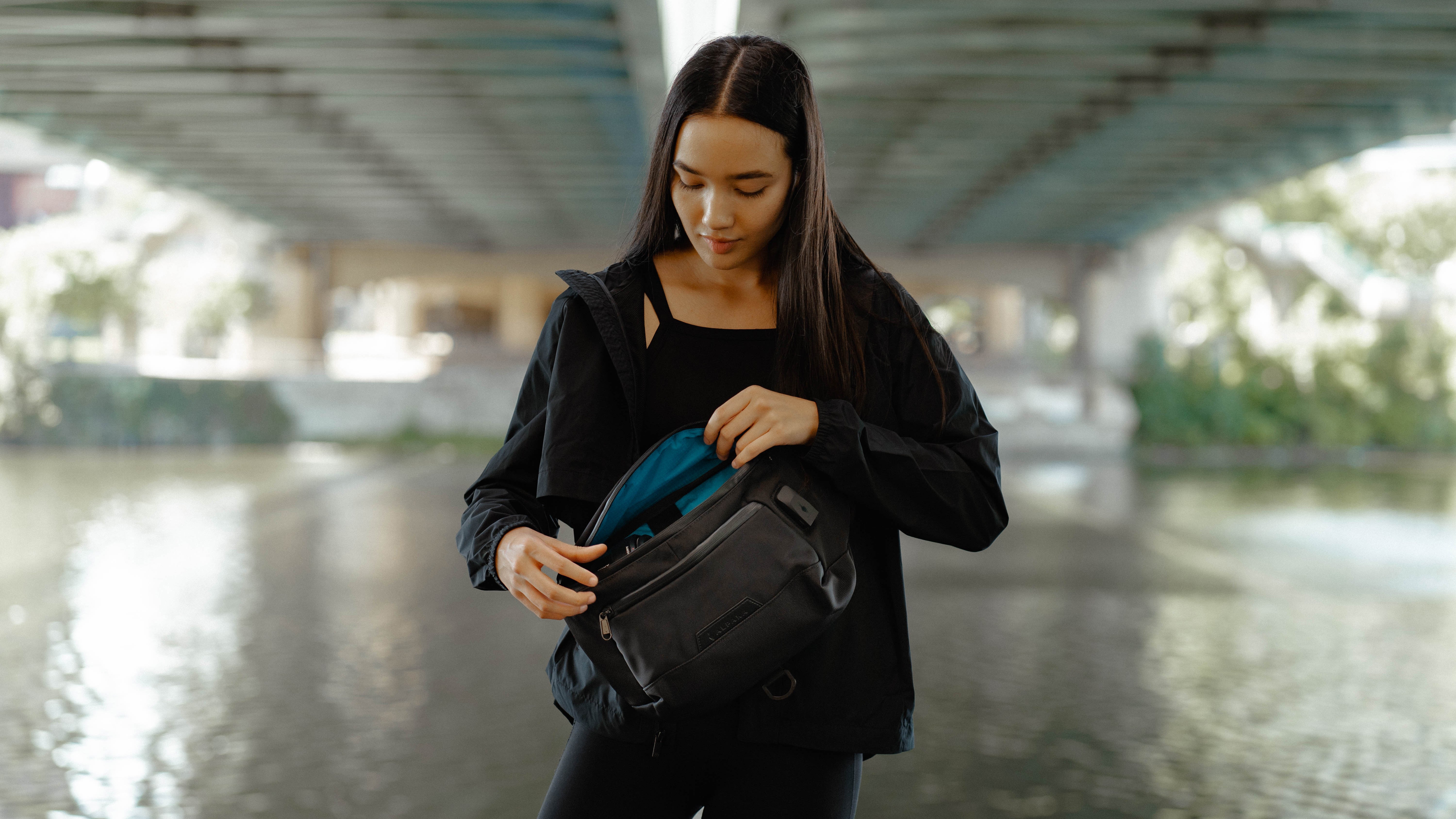 超高品質で人気の ALPAKA GO SLING MINI BLACK VX メンズ | loja